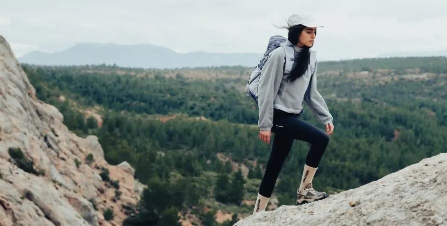 Osoba w butach trailowych na skalistym szlaku