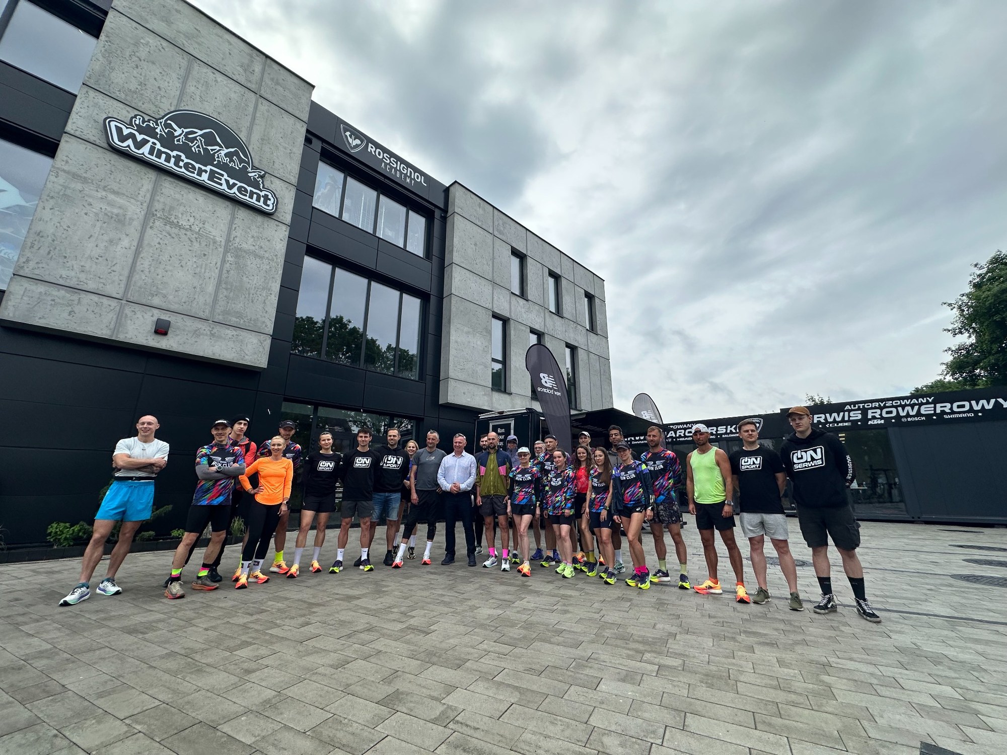 Grupa biegowa ON-RUN przed sklepem w Myślęcinku